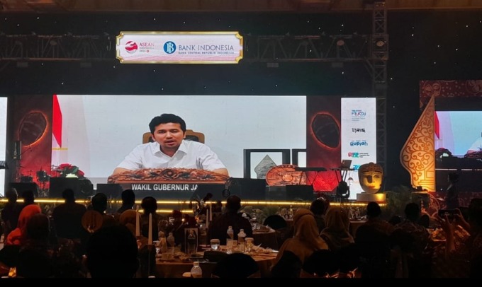 DORONG DIGITALISASI: Wakil Gubernur Jatim Emil Dardak memberikan sambutan secara daring dalam kegiatan Sekartaji di Golden Tulip Holland Resort Batu, Jumat (17/3).