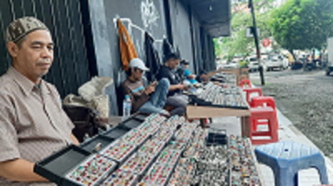 MULAI REDUP: Penjual cincin batu akik di Ruko Majapahit tetap bertahan meski tren pembeli tiap tahun semakin menurun.