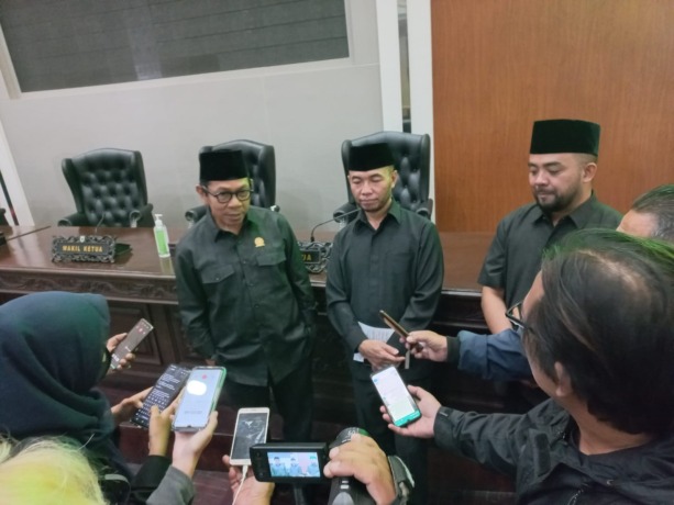 BELUM YAKIN: Dari kiri, Wakil Ketua 1 DPRD Nurochman, Ketua DPRD Asmadi dan Wakil Ketua 2 DPRD Heli Suyanto memberi keterangan kepada awak media usai rapat paripurna, Rabu (29/3)