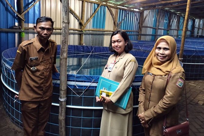 CEK : Kades Sitirejo Buwang S bersama Tim Penilai DPMD Parameta Anggraini saat meninjau kolam budidaya ikan nila. (Tiko/Radar Malang)