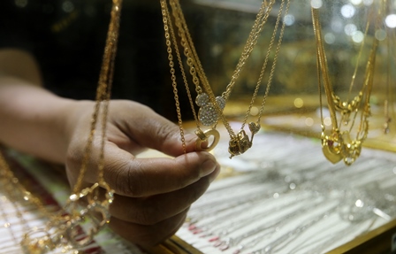 LOGAM MULIA: Pegawai Toko Emas Bulan Purnama menunjukkan beberapa model perhiasan kemarin (27/3). Sepekan ini harga emas mengalami kenaikan. (Darmono/Radar Malang)