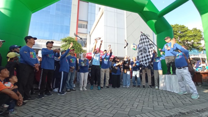 Rektor UWG memberangkatkan peserta jalan sehat dalam rangka Dies Natalis ke-52, Minggu (12/3)