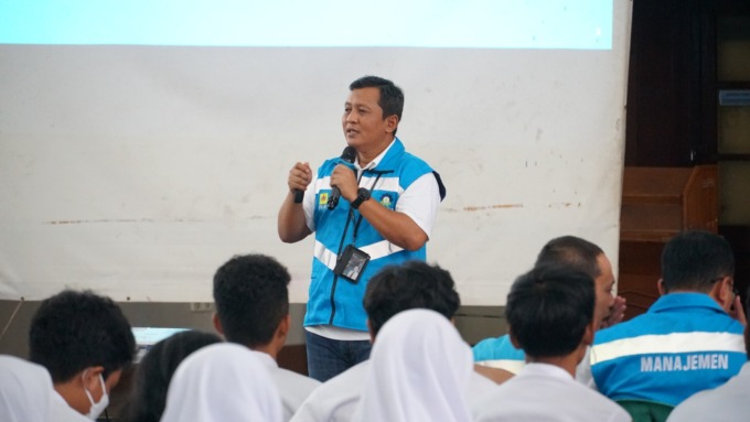 EDUKASI KAUM MILINEAL: Manager UP3 Malang Miftachul Farqi Faris didampingi Asman)  dan Manager Unit Layanan Pelanggan (ULP) sedang mengedukasi para siswa SMAN 3 Malang di acara Manager Mengajar, kemarin (17/3/2023). (ANDRE/RADAR MALANG)