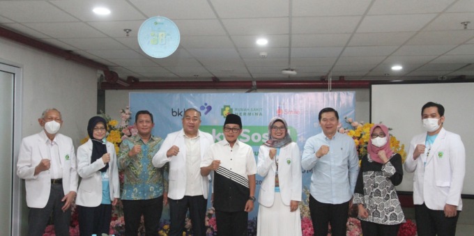 UNTUK KESEHATAN: Wali Kota Malang Drs H Sutiaji (lima dari kanan), Direktur RS Hermina dr Gati Kusumo Budiani (empat dari kanan), Kepala Dinas Kesehatan Kota Malang dr Husnul Muarif (tiga dari kanan), Dokter kandungan konsultan fertilitas dr Hermawan Wibi
