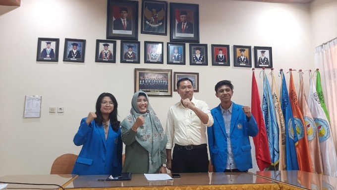 INOVATIF : Rektor ITN Malang Awan Uji Krismanto ST MT PhD (dua dari kiri) bersama dua mahasiswa berprestasi, Valerie Alpenada (kiri) dan Mesach Habel (kanan) dalam jumpa pers persiapan wisuda, Rabu (15/3).