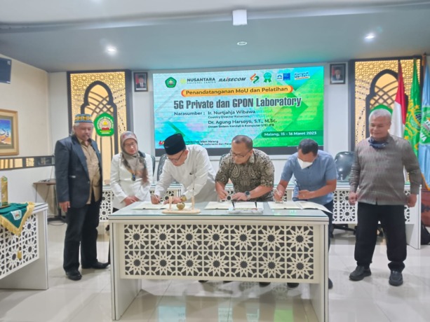 Rektor Unisma Prof Dr Maskuri MSi (tiga dari kiri) menandatangani MoU dengan Direktur Raisecom Technology Co.Ltd Ir Nurtjahja Wibawa