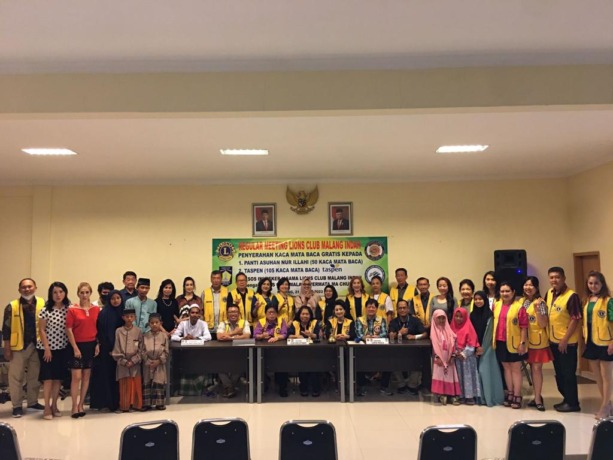 AKSI NYATA: Para anggota serta pengurus LCMI dan LCMPMC foto bersama dengan para perwakilan penerima bantuan di acara penyerahan kacamata baca gratis di Kantor Sekretariat FKWTMR, Selasa (21/3/2023) lalu. (MARDI SAMPURNO/RADAR MALANG)