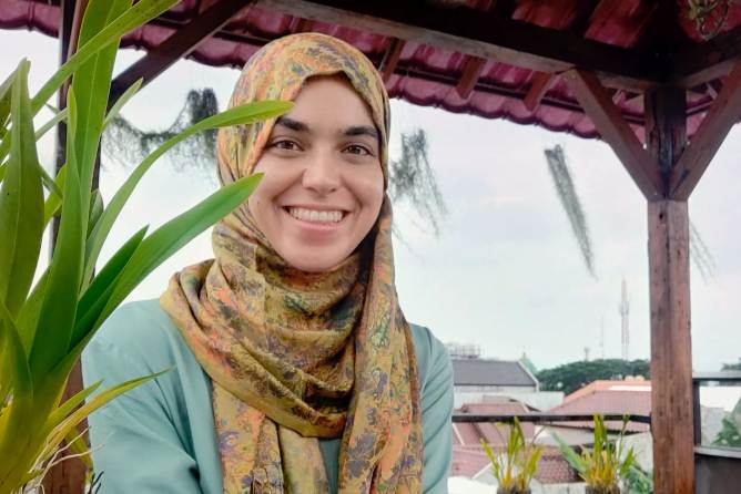 SENYUM : Sarra Ben Bdira, mahasiswa asal Tunisia yang menikmati ramadan di Kota Malang. (Sarra for Radar Malang)