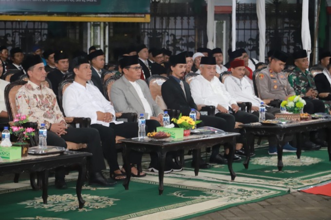 SINERGI ULAMA DAN UMARO:  Bupati Malang Sanusi (lima dari kiri), Pengasuh Perjuangan Wahidiyah dan Pondok Pesantren Kedunglo Hadrotul Mukarrom Kanjeng Kyai Abdul Majid Ali Fikri RA (empat dari kiri) serta Wawali Kota Malang Sofyan Edi J (tiga dari kiri) b
