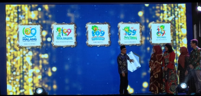 PENUH MAKNA: Wali Kota Malang Drs H Sutiaji didampingi Kadiskominfo Kota Malang M Mur Widianto (paling kanan) dan jajaran asisten memencet tombol digital untuk mengetahui pemenang lomba logo HUT ke-109 Kota Malang di MCC lantai dua, tadi malam (2/3)