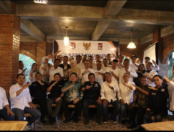 Para pengurus DPP dan Apersi DPD Jatim usai rapat koordinasi di NK Cafe, (8/3)