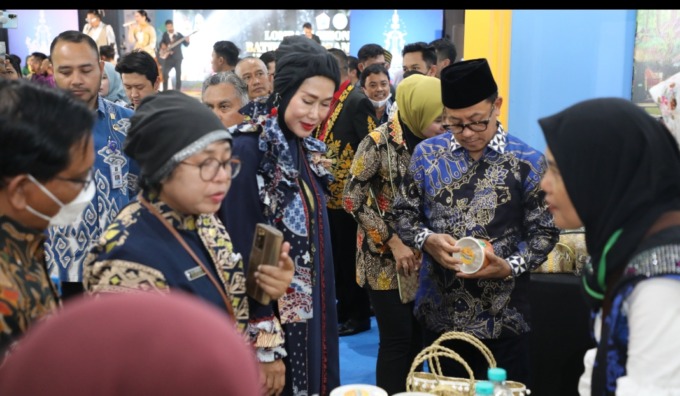 Wali Kota Malang Drs H Sutiaji dan Ketua Dekranasda Kota Malang meninjau stand dalam gelaran Malang City Expo 9-12 Maret di Gedung Kartini, Kota Malang