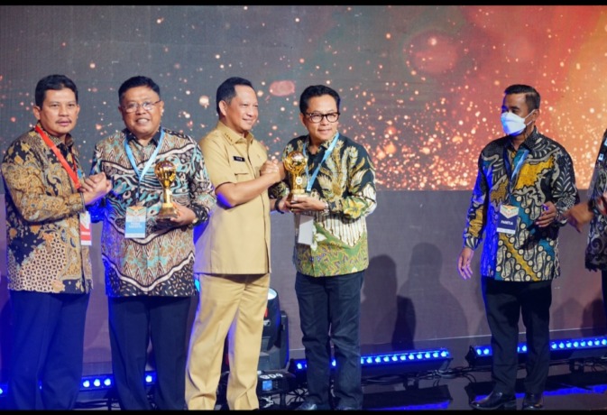 Wali Kota Malang Drs H Sutiaji menerima UHC Award 2023 dari Menteri Dalam Negeri Tito Karnavian di Balai Sudirman, Jakarta, Selasa (14/3)