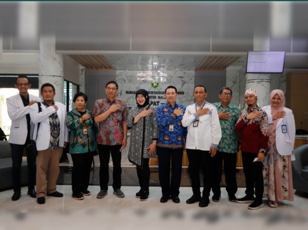 Caption: SALAM SEHAT : Plt Direktur RSUD Kanjuruhan dr. Bobi Prabowo, Sp.EM, KEC, M Biomed (lima dari kanan). Rektor UM Prof. Dr.  Haryono, M.Pd (empat dari kiri), Ketua KKI divisi pendidikan dr Mariatul Fadilah MARS Sp KKLP Ph.D (lima dari kiri), Ketua K