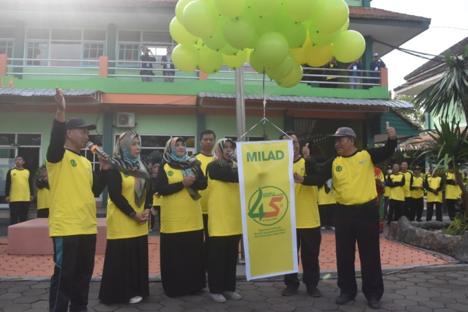 Pelepasan balon usai apel pagi dalam rangka Milad ke-45 MTsN 2 Kota Malang