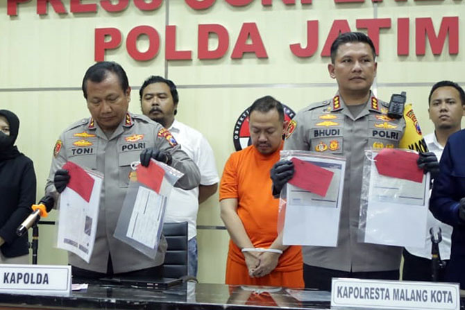 PENIPUAN TRADING: Polda Jatim dan Polresta Malang Kota rilis tersangka Crazy Rich Surabaya, Dinar Wahyu Septian Dyfrig alias Wahyu Kenzo di Mapolda Jatim kemarin (8/3). (Polresta Malang Kota for Radar Malang)