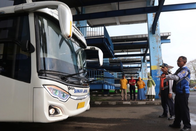 PRIMA: Petugas Kemenhub melakukan ramp check pada bus AKAP di Terminal Arjosari, kemarin. Puluhan bus yang diperiksa seluruhnya memenuhi laik jalan. (darmono/radar malang)