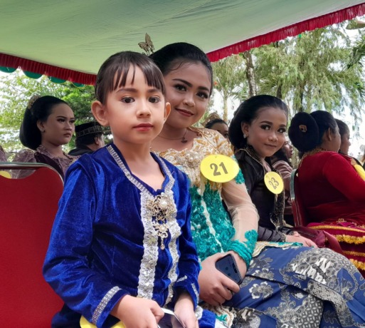 CINTA SENI: Alice Gourdeau, Anak blasteran Inggris-Indonesia saat ikut lomba nyinden. (foto: radar batu)