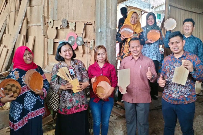 PRODUK : (Kiri ke kanan) Camat Bantur Sriningtyas, SSos, Parameta Anggraini ST MSi Kabid Kemasyarakatan, Lilik perajin kayu Srigonco, Dr Ali Maksum MAg MSi, Kades Srigonco Didit Puji Leksono SPt. (Tiko/Radar Malang)