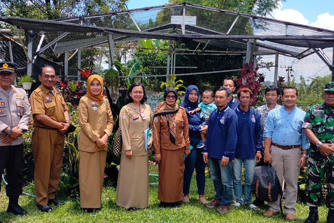 GOTONG ROYONG : Tim juri penilaian Lomba Gotro 2023 DPMD bersama perangkat desa Sumberdem Wonosari dan warga serta TNI Polri. (Tiko/Radar Malang)
