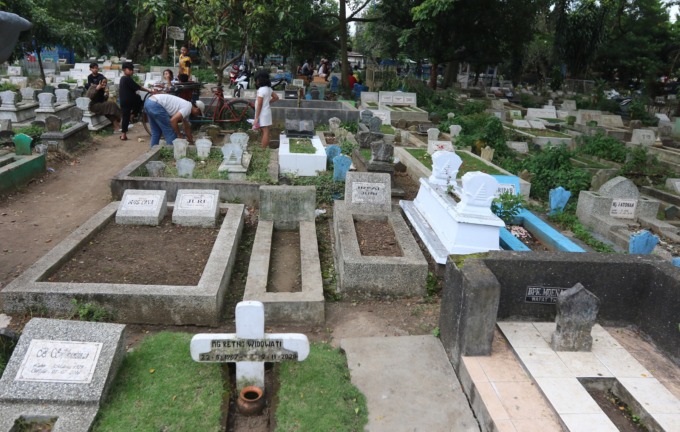 PADAT: Kondisi TPU Samaan yang mulai penuh. Kapasitas makam mencapai 4.000 petak kini sudah terisi seluruhnya. (darmono/radar malang)
