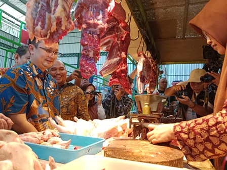SIDAK HARGA: Wamendag Jerry Sambuaga berkomunikasi dengan pedagang di Pasar Oro-Oro Dowo kemarin (9/3)