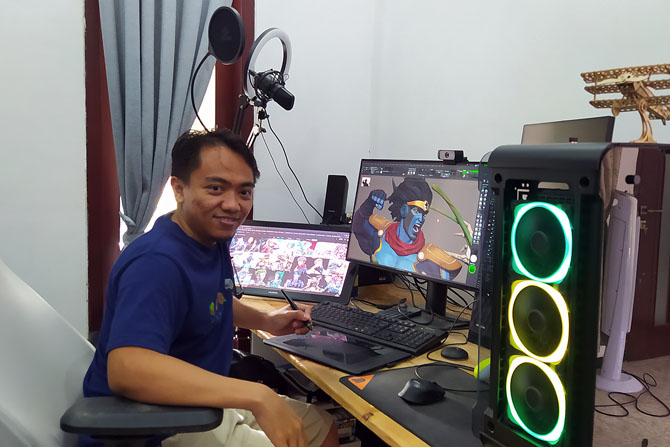 UTAMAKAN KUALITAS: Wandah Kurniawan menunjukkan contoh proses mendesain karakter mainan di tempat kerjanya, pekan lalu.(Galih R Prasetypo / Radar Malang)