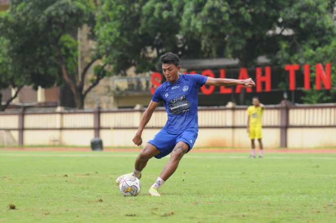 KEMAS DELAPAN GOL: Dedik Setiawan ambil bagian dalam latihan Arema FC di Stadion PTIK, Jakarta, beberapa hari lalu. (Media Officer Arema FC For Radar Malang)