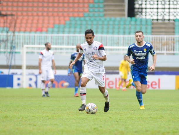 PROFESIONAL: Evan Dimas Darmono turun di laga kontra Persib Bandung, 23 Februari lalu. (Media Officer Arema FC For Radar Malang)