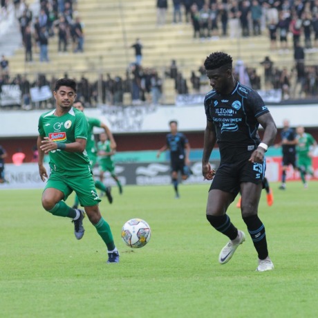 BERI LATIHAN TAMBAHAN: Abel Camara (kanan) turun di laga kontra PSS Sleman, akhir Januari lalu. Di tahun ini, produktivitas golnya masih mampet. (Media Officer Arema FC For Radar Malang)