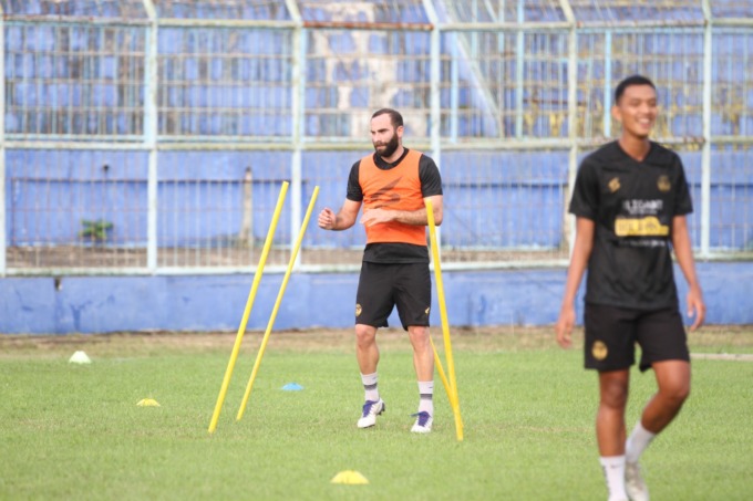 TAMBAH KEKUATAN: Evan Dimas Darmono dan Sergio Silva dipastikan bisa bermain melawan Dewa United, Jumat nanti (10/3/2023). Hukuman akumulasi kartu kuning tidak jadi berlaku untuk keduanya. (Suharto / Radar Malang)