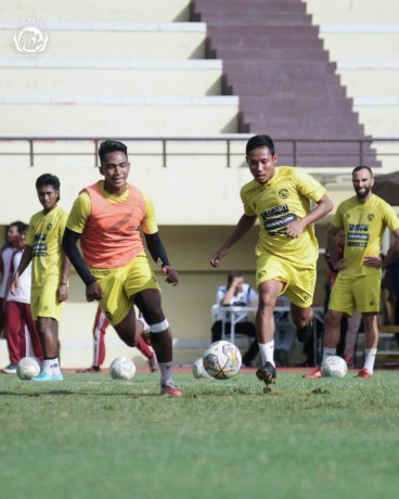 OPTIMISTIS: Evan Dimas Darmono dkk melakoni sesi latihan di Jakarta, kemarin (8/3/2023). Besok (10/3/2023), mereka kembali bermain di Stadion PTIK, Jakarta. (Media Officer Arema FC For Radar Malang)