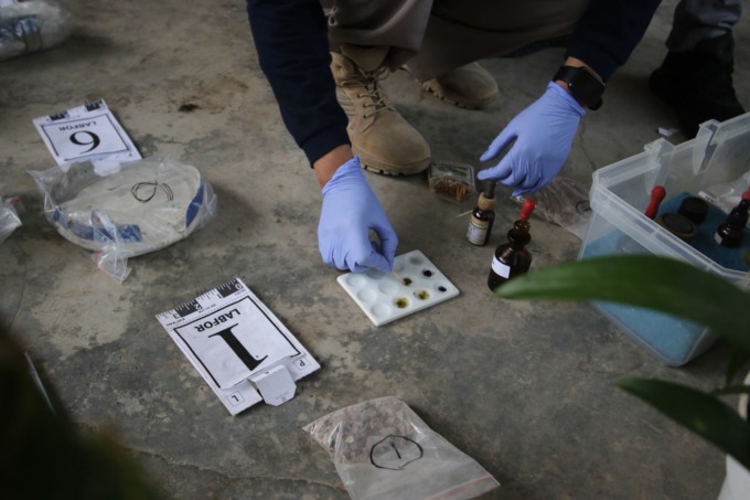 TUNGGU HASIL LABFOR: Polisi mengumpulkan sejumlah barang bukti dari lokasi kejadian. Selain bubuk petasan, juga ditemukan catatan tentang cara membuatnya. (Suharto / Radar Malang)