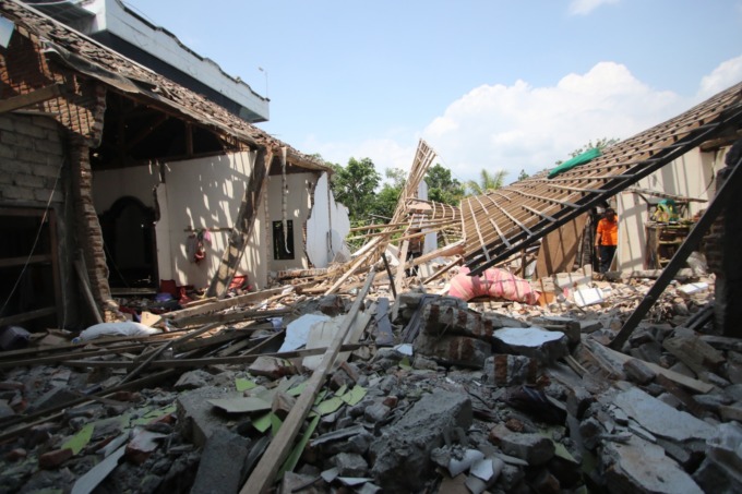 DALAMI PENYEBAB LEDAKAN: Rumah di RT 07, RW 11, Dusun Pulosari, Desa Sukosari, Kecamatan Kasembon hancur karena ledakan petasan yang tersaji Sabtu malam (11/3/2023).  (Suharto / Radar Malang)