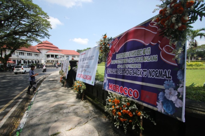 SUPPORT UNTUK TERSANGKA: Sejumlah papan ucapan untuk mendukung ATG dan Wahyu Kenzo terpasang di Alun-Alun Tugu, kemarin siang (13/3/2023). (Suharto / Radar Malang)