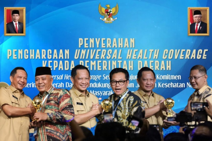 JADI PERCONTOHAN: Bupati Malang Sanusi (dua dari kiri), Wali Kota Malang Sutiaji (tiga dari kanan) dan Pj Wali Kota Batu Aries Agung P (kanan) usai menerima penghargaan dari Mendagri Tito Karnavian