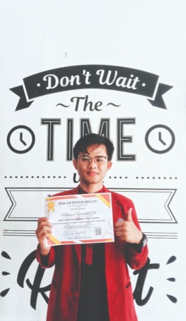 BERBAKAT: Muhammad Syahrullah S.R. menunjukkan piagam penghargaan juara 3 Lomba Essay Mahasiswa Nasional 2023 yang berhasil dia raih.