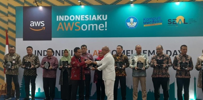 Pemkab Malang saat menerima penghargaan di Jakarta Senin (20/3).