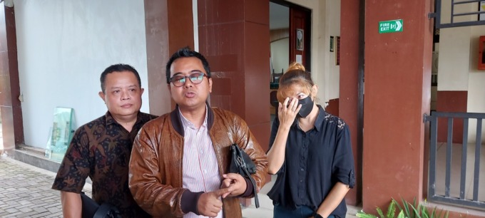 IKHLAS: Dian Patria Arum Sari (kanan), didampingi kuasa hukumnya, M. Sholeh (tengah) memberikan keterangan setelah sidang pembacaan putusan di Pengadilan Negeri Kepanjen, Selasa (21/3). (BIYAN MUDZAKY HANINDITO/RADAR MALANG)