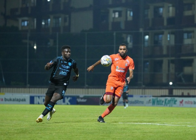 TUNGGU OPERATOR LIGA: Abel Camara (kiri) turun di laga kontra Borneo FC, 24 Maret lalu. Singo Edan memiliki empat agenda laga di bulan April. Salah satunya melawan Persebaya Surabaya. (Media Officer Arema FC For Radar Malang)