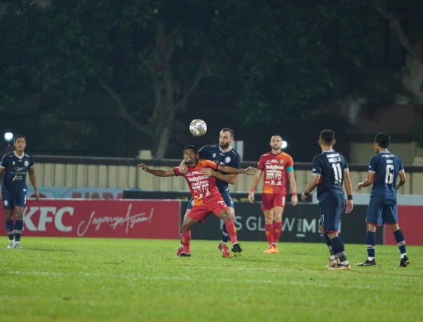 CARI PENGGANTI: Sergio Silva (dua dari kiri) berebut bola dengan penggawa Bali United Ramdani Lestaluhu, Senin lalu (27/3/2023). Sergio ditarik keluar di menit ke-65 setelah mengalami cedera. (Media Officer Arema FC For Radar Malang)