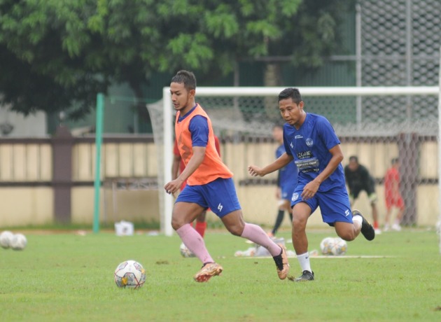 FOKUS KE LAGA TERDEKAT: Gian Zola (kiri) bersama Evan Dimas Darmono menjalani sesi latihan di Stadion PTIK, Jakarta. Di sana lah laga tunda melawan Persebaya akan digelar. (Media Officer Arema FC For Radar Malang)