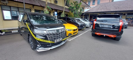 SITA ASET: Mobil milik Wahyu Kenzo yang disita Polresta Malang Kota berjajar di halaman belakang, kemarin (10/3). Polisi masih menelusuri aset-aset lain yang belum terungkap.
