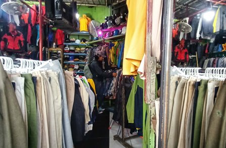 HARGA MIRING: Salah satu toko baju di kawasan Klojen, Kota Malang menjual pakaian bekas impor yang berkualitas.