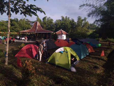 KAMPUNG WISATA: Ratusan pelajar mengikuti camping di Kampung Bamboo Mewek, akhir pekan lalu.