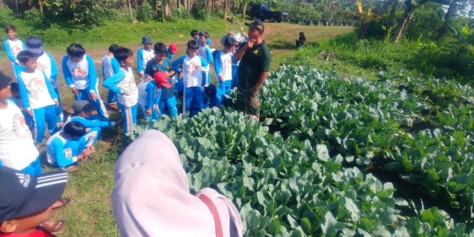 SERU JUGA: Anak-anakmengikuti kegiatan outing class di Kebun Winih Randuagung, Kecamatan Singosari. (KEBUN WINIH RANDUAGUNG FOR RADAR MALANG)