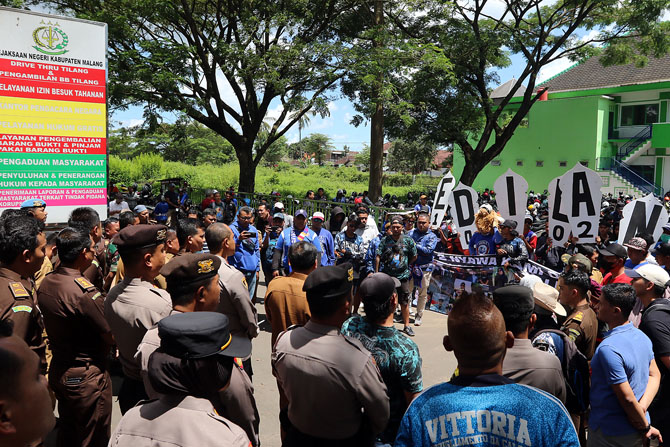 TUNTUT KEADILAN: Ratusan Aremania dan Aremanita menggelar aksi protes di kantor Kejari Kabupaten Malang kemarin (7/3).(Darmono/Radar Malang)