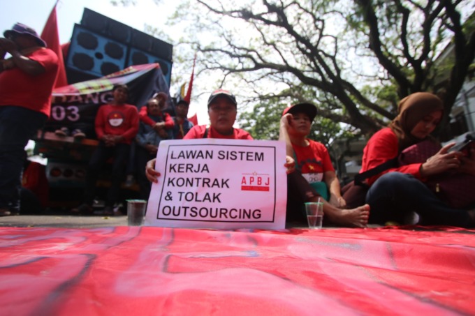WASWAS: Buruh melakukan demo pada peringatan Hari Buruh tahun lalu. (darmono/radar malang)
