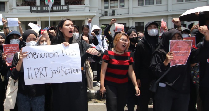 ASPIRASI: Mahasiswa yang tergabung dalam Aliansi Setara menyuarakan kesetaraan gender di depan Balai Kota Malang, kemarin siang (8/3).