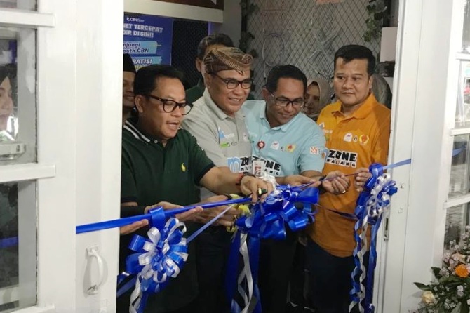 DUKUNG ESPORT : Wali Kota Malang Drs H Sutiaji dan Wawali Ir H Sofyan Edi Jarwoko meresmikan rumah M-Zone di kawasan RPH Perumda Tugu Aneka Usaha, kemarin (30/3). (Humas Pemkot Malang for Radar Malang)